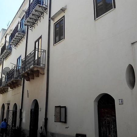 Little House Inside Capo'S Market Apartment Palermo Bagian luar foto