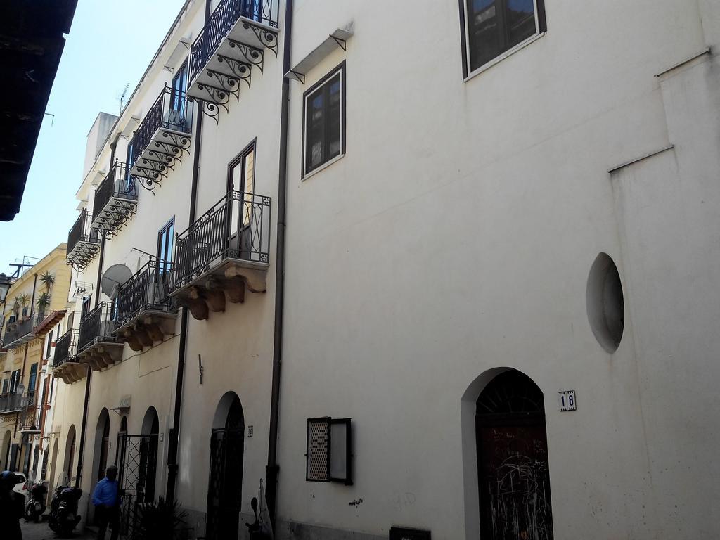 Little House Inside Capo'S Market Apartment Palermo Bagian luar foto